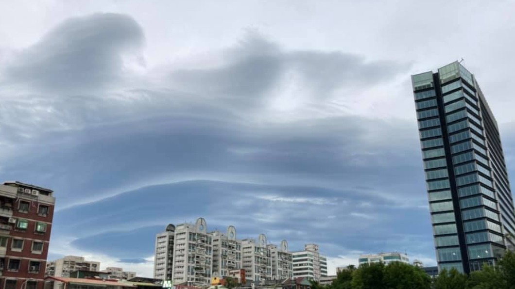 昨日及今日大台北地區出現莢狀雲。（圖／翻攝自「天氣風險公司」臉書）