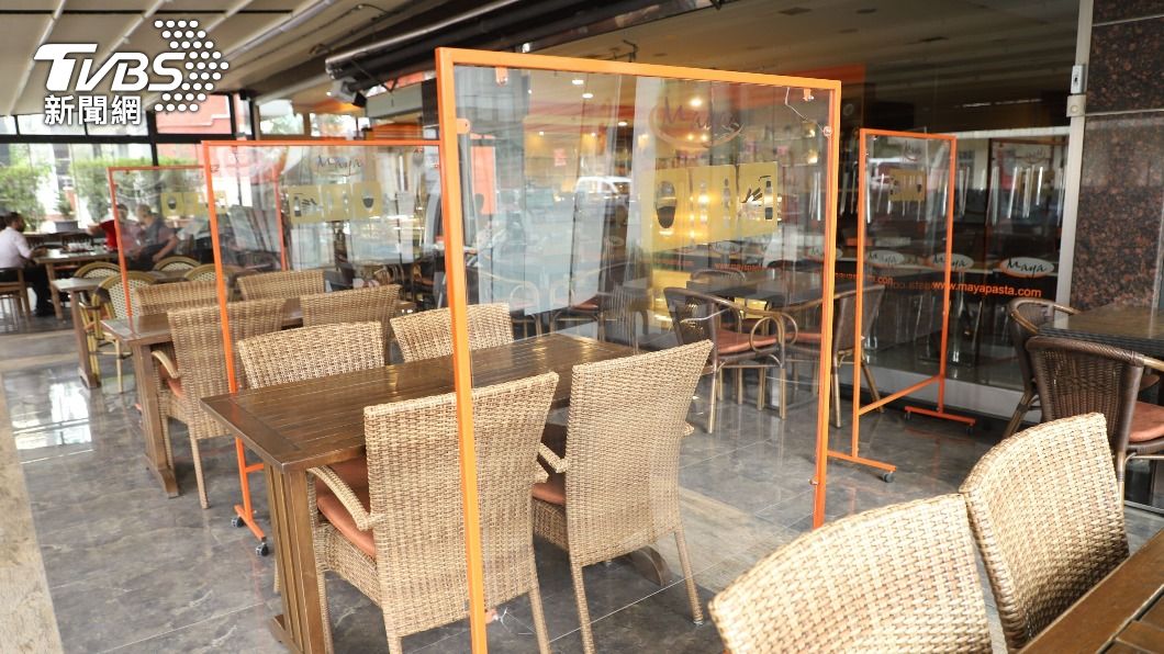 安卡拉一家餐廳以透明壓克力板區隔不同桌客人。（圖／中央社）