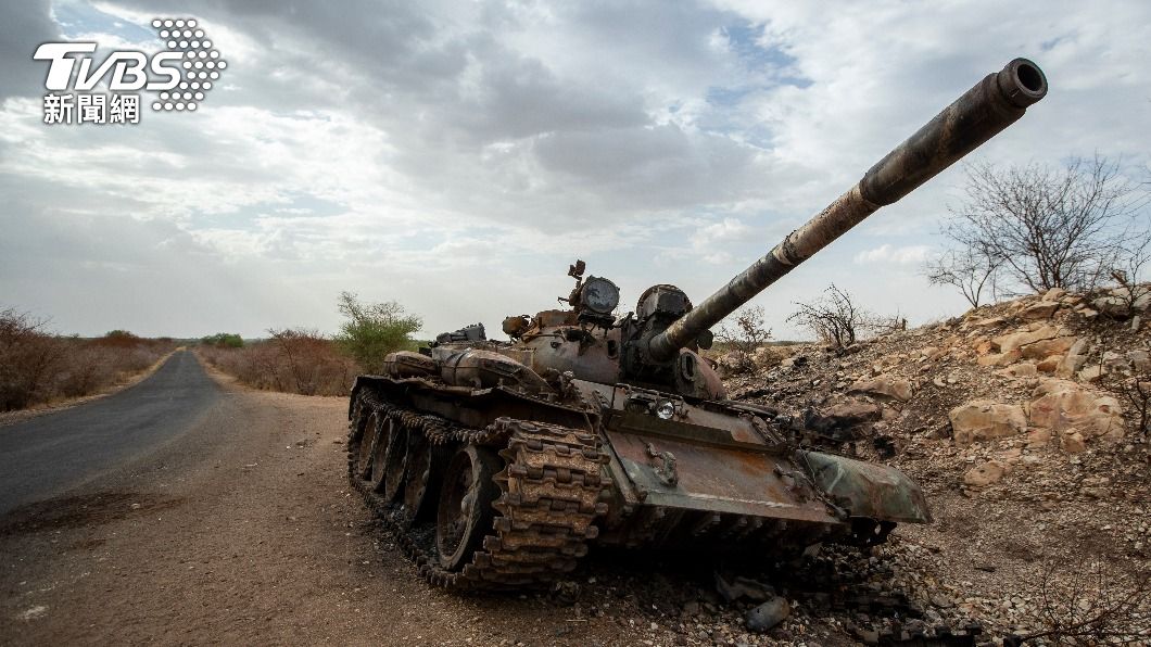 衣索比亞泰格瑞省路邊一輛已被摧毀的坦克。（圖／達志影像美聯社）