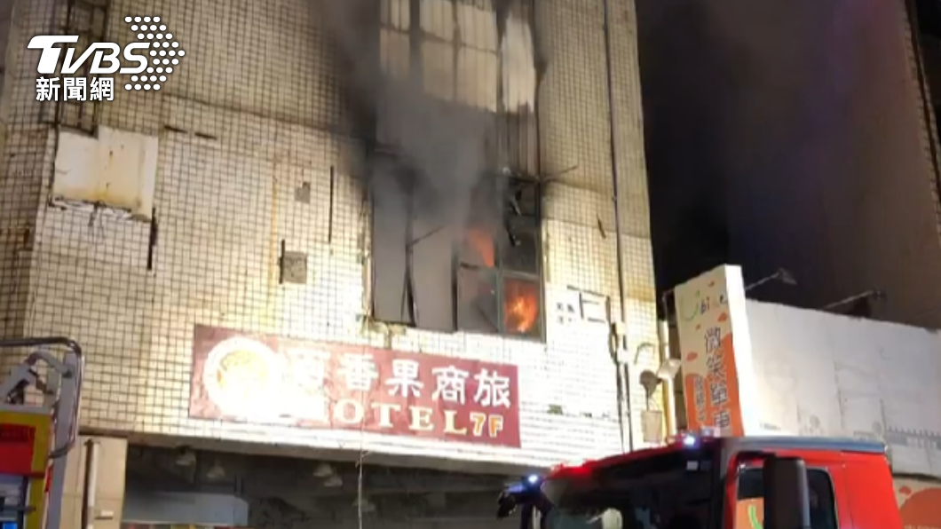 彰化市火車站前大樓失火。（圖／TVBS）