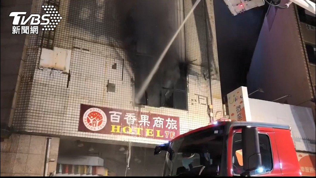 彰化喬友大樓發生大火。（圖／TVBS）