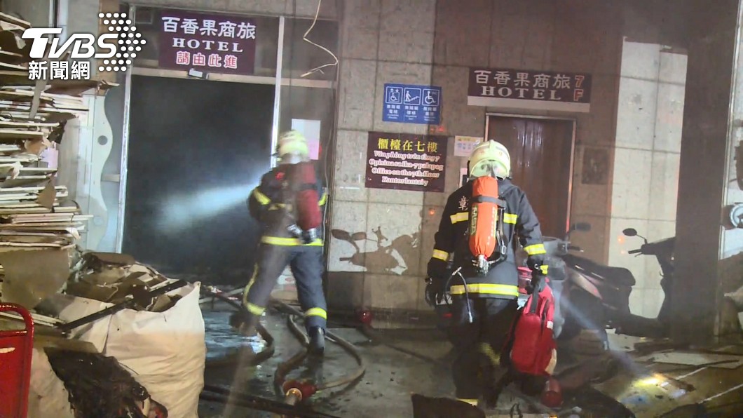 彰化火車站前的喬友大樓30日晚間發生火災。（圖／TVBS）
