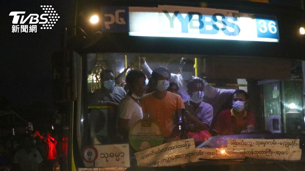 一輛巴士載著獲釋的抗議人士離開監獄。（圖／達志影像美聯社）