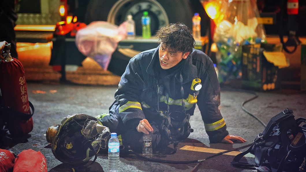 喬友大樓現場消防員累癱在地喝水。（圖／網友授權提供）