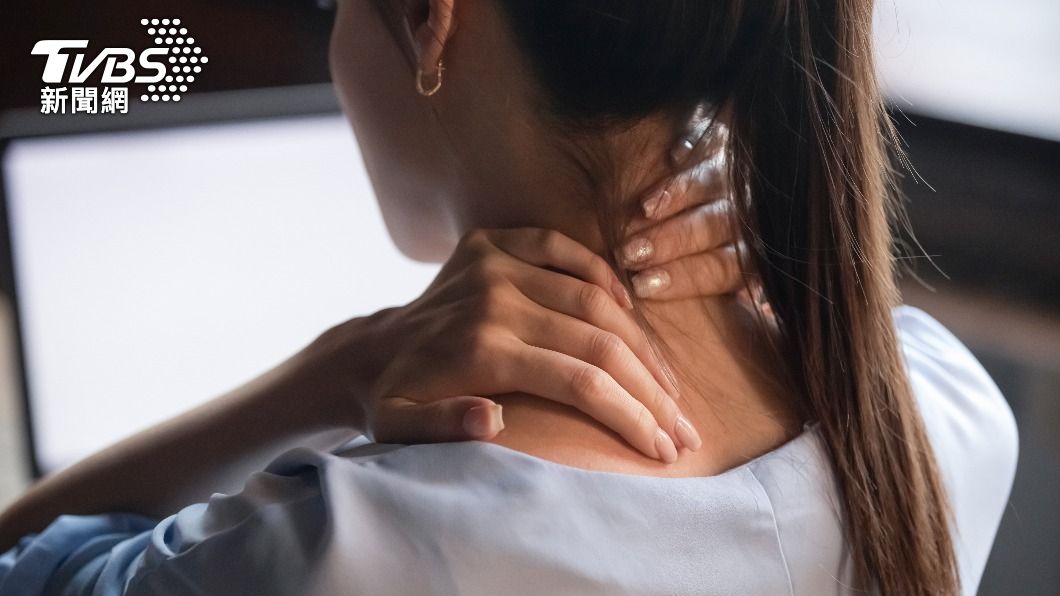 不少上班族常常都會有肩頸痠痛的問題。（示意圖／shutterstock達志影像） 