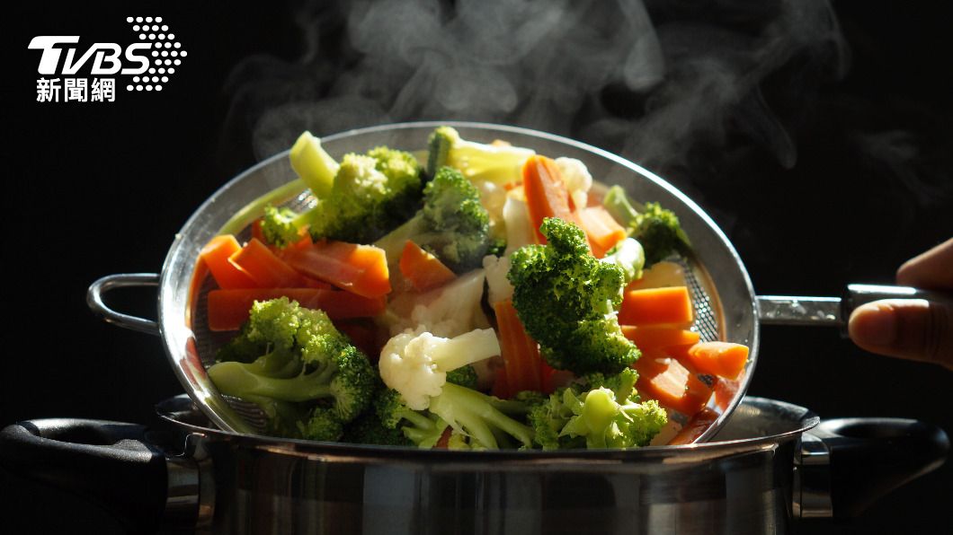 水煮青菜易導致水溶性營養素流失。（示意圖／shutterstock達志影像）