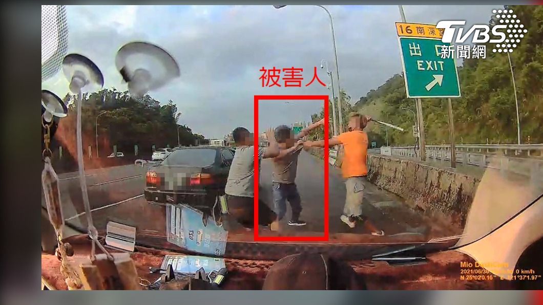 兩名惡煞攔車後，持鋁棒、徒手毆打陳姓被害人。(圖/TVBS)