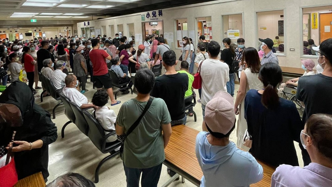 逾百人群聚羅東聖母醫院等候施打疫苗。（圖／翻攝自宜蘭知識+臉書）