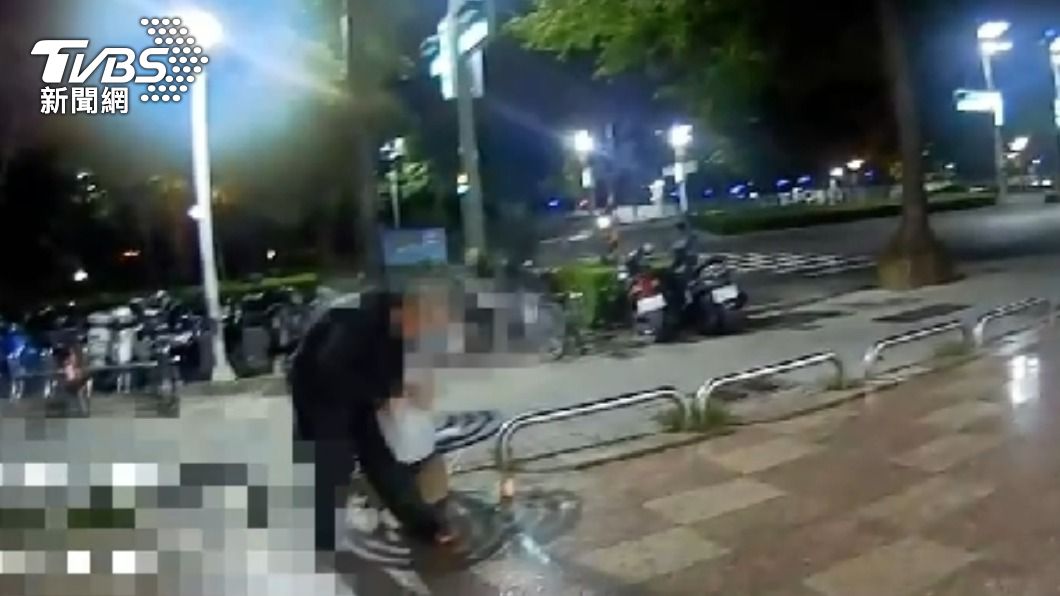 員警巡邏見老翁大雨獨自坐在街上。（圖／TVBS）