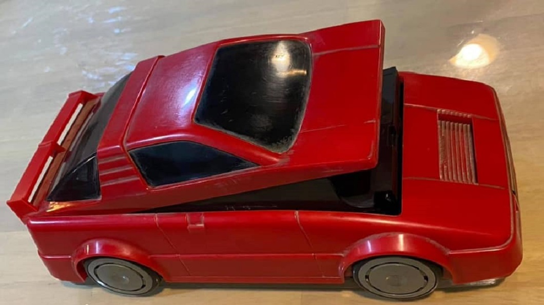 網友分享「紅色跑車」模型勾起許多人回憶。（圖／翻攝自爆廢公社公開版）