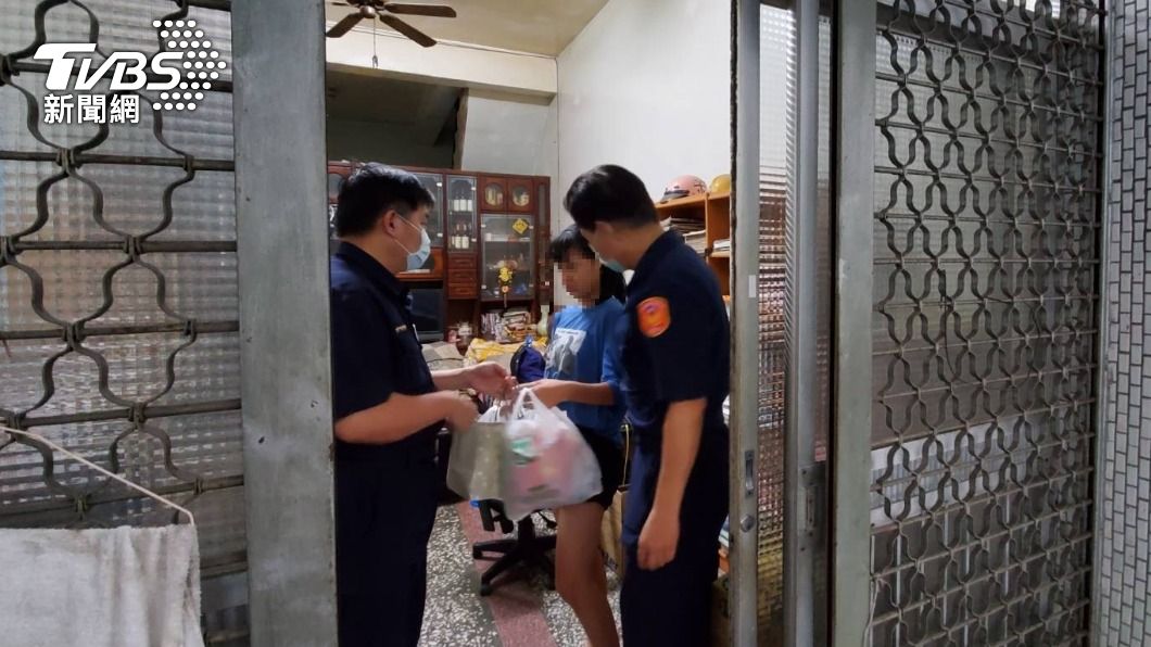 姊弟喝水充饑，警察幫忙送便當。（圖／TVBS） 單親爸住院交代：不要外出　姊弟餓3天「喝水充饑」