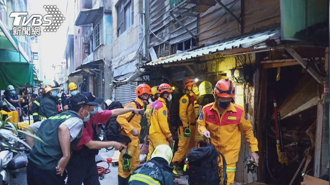 高雄鹽埕老舊住宅倒塌，造成1人身亡。（圖／中央社）