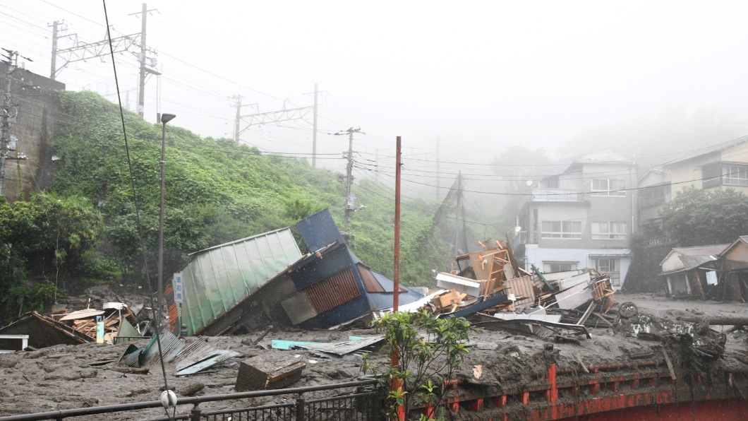 日本靜岡縣熱海市發生大規模土石流已造成2死、約20人失蹤。（圖／翻攝自@all_izu_news推特） 