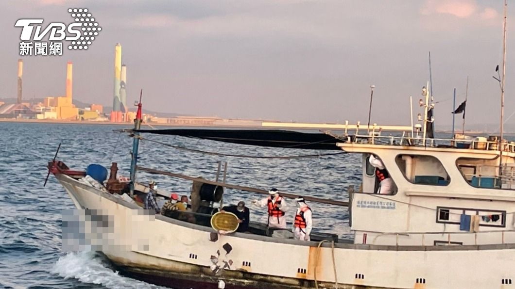 台中海巡署查獲陸籍漁船越界捕撈，共逮補6人。（圖／中央社）