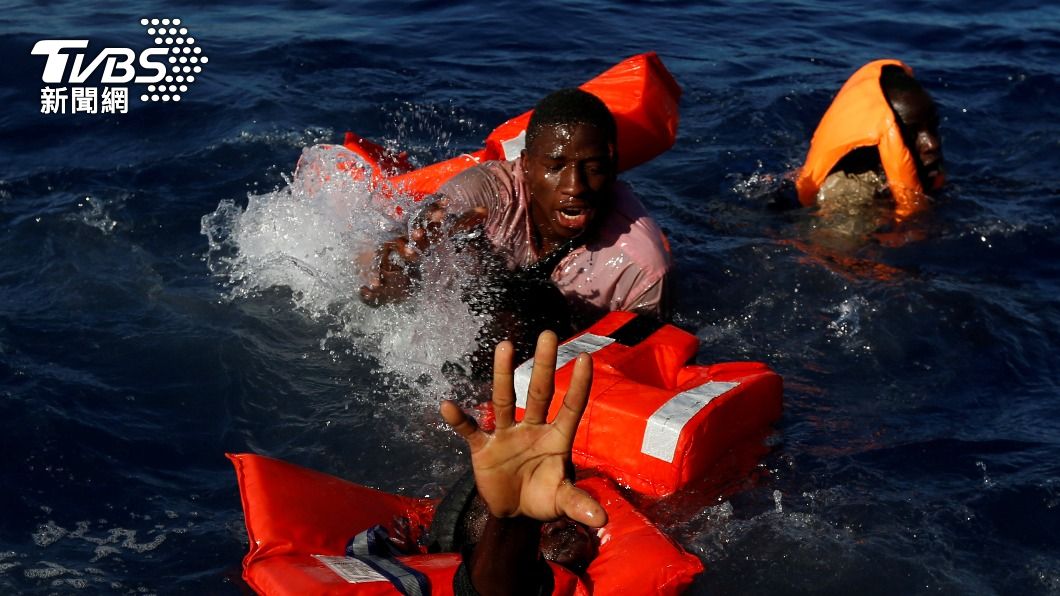 難民穿著救生衣在海上等待救援。（示意圖／達志影像路透社）