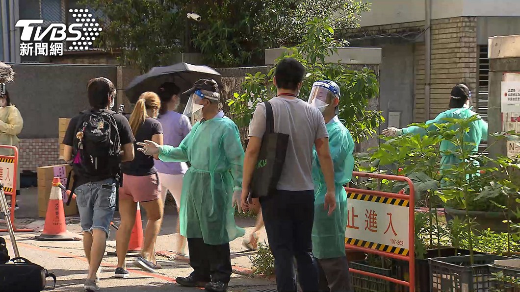 虎林街民眾進行PCR篩檢。（圖／TVBS資料畫面）