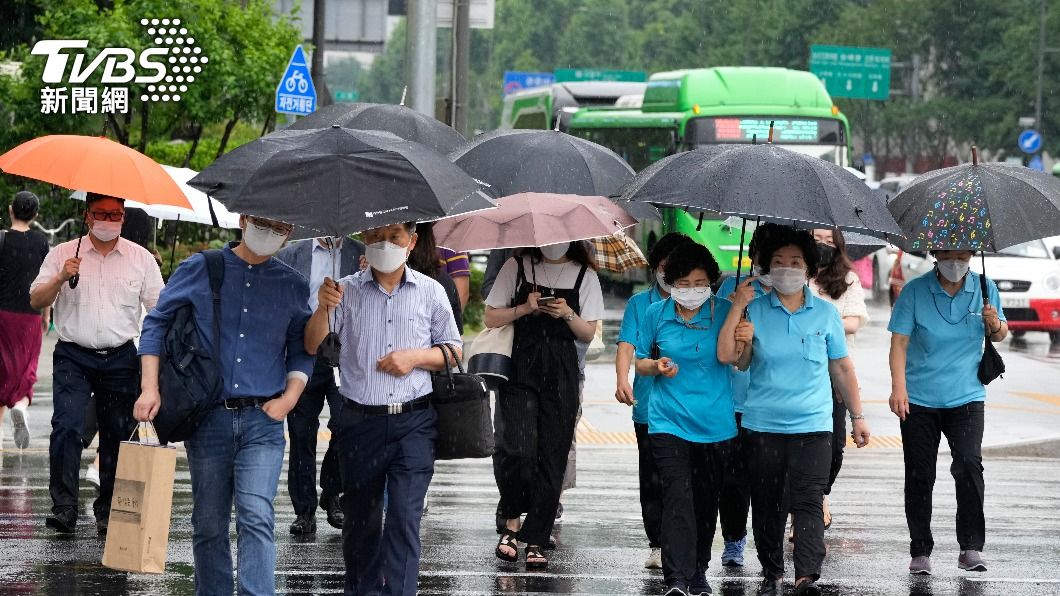 南韓政府規定，首都圈內民眾即便打完疫苗還是要戴口罩。（圖／達志影像美聯社）