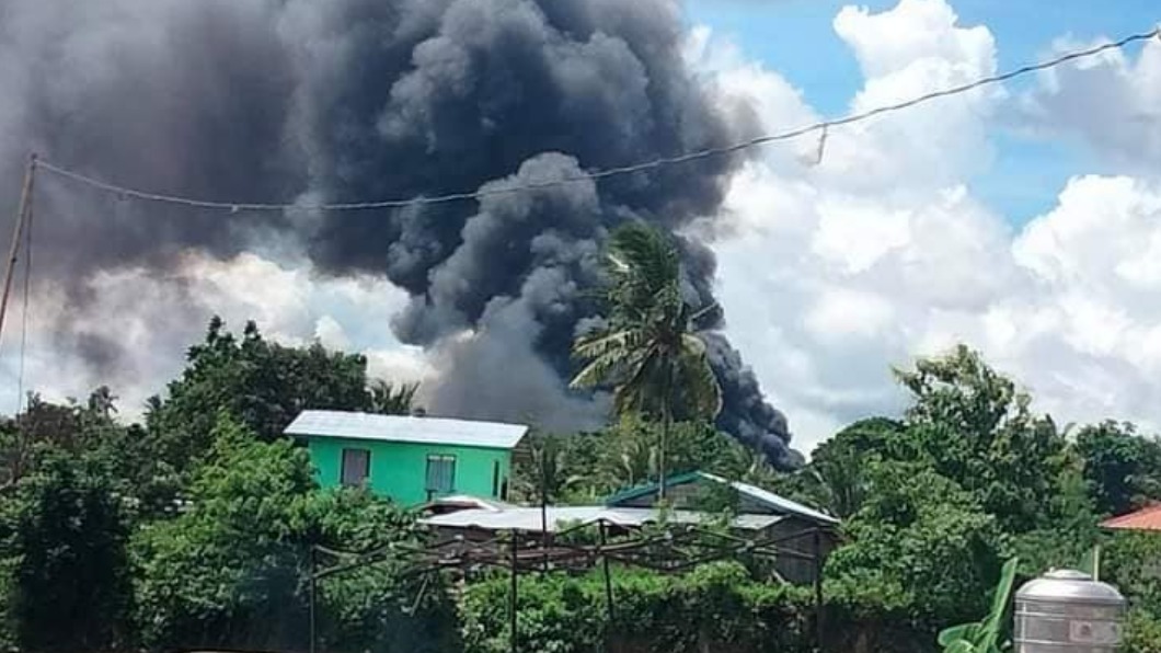 菲律賓一架軍機墜毀。（圖／翻攝自Pondohan TV臉書）
