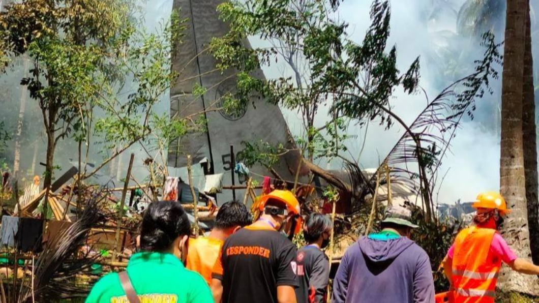 菲律賓軍方C-130運輸機4日墜落，罹難人數增至45人，另有5名軍人下落不明。（圖／翻攝自Philippine News Agency臉書）