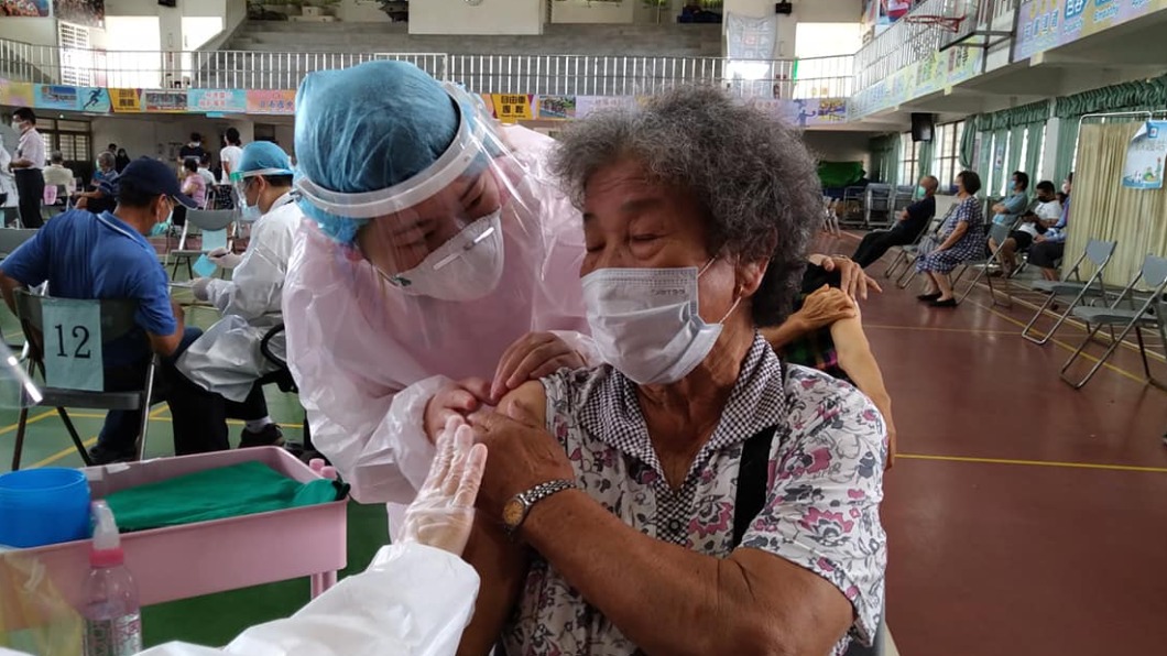 台中開放75歲以上長者接種莫德納疫苗。（圖／翻攝自何鐘德臉書）