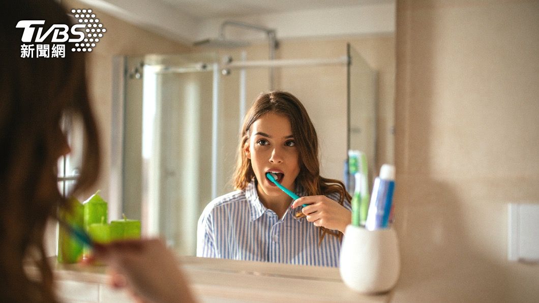 刷牙時口沫噴濺增加染疫風險。（示意圖／shutterstock達志影像）