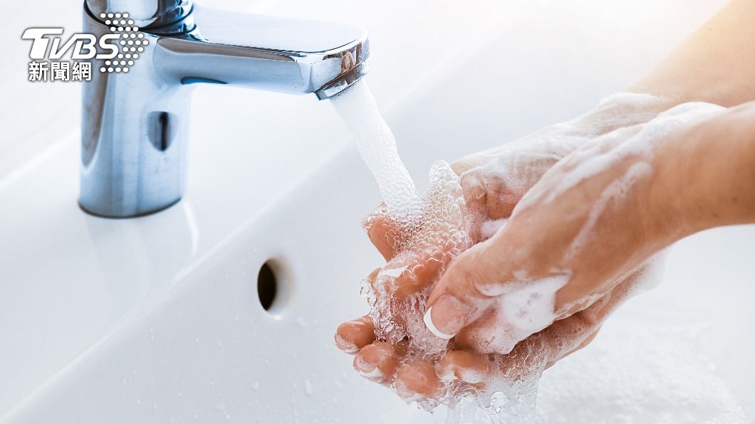 勤洗手才能消滅新冠病毒，減少染疫風險。（示意圖／shutterstock達志影像）