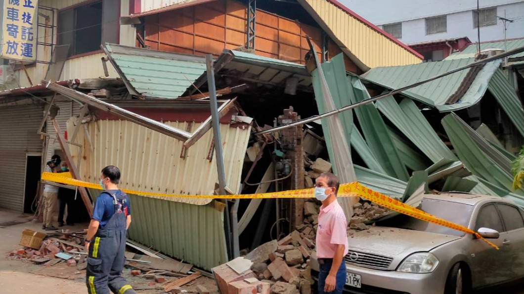 台中市潭子區一間2樓平房今（6）日凌晨倒塌，警消從後側房屋救出受困2人，所幸人無大礙。（圖／消防提供）