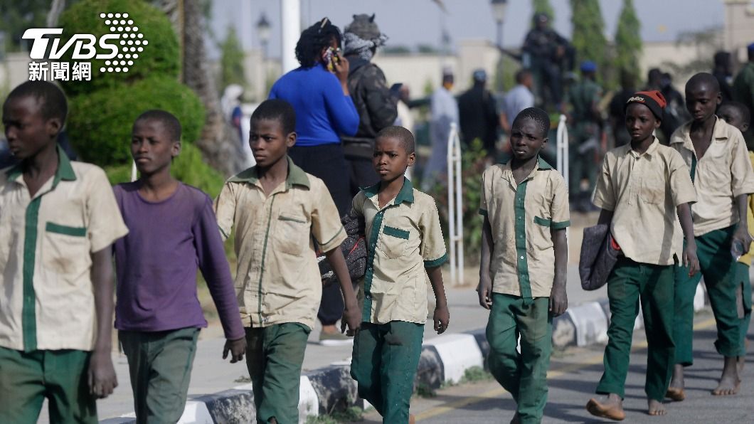 奈及利亞校園集體綁架案頻傳，被釋放的學童列隊返家。（圖／達志影像美聯社）