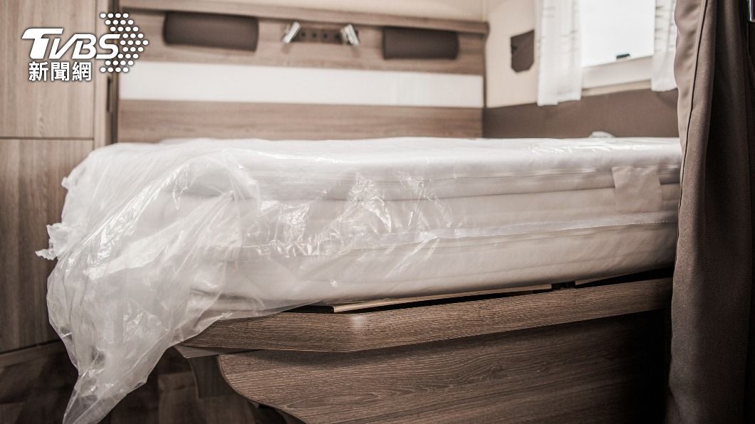 有網友認為不拆除床墊的保護膜，能永保如新。（示意圖／shutterstock達志影像）