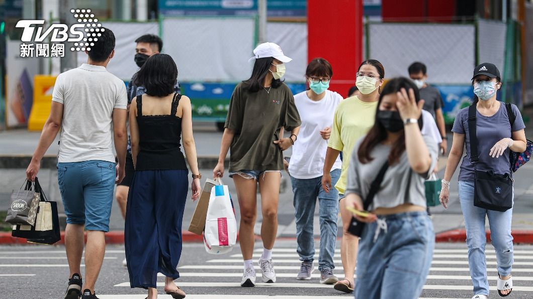圖為民眾戴好口罩上街購物。（圖／中央社）