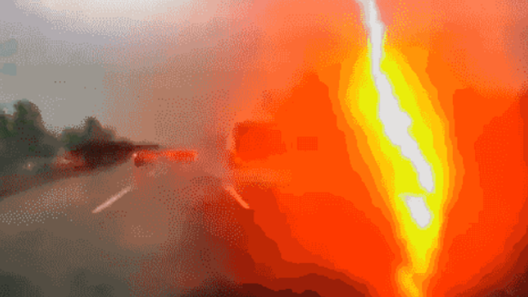 浙江一名男子開車行駛高速公路時被雷電劈中車輛。（圖／翻攝自微博正觀視頻）