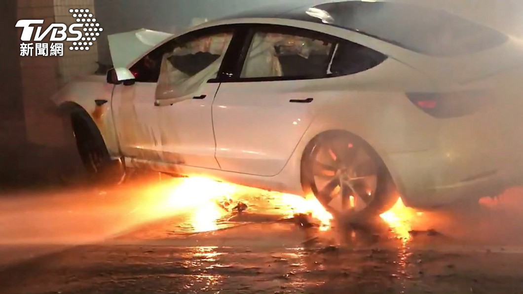 根據Tesla安全指示，發生嚴重火燒車後需要大量水並且持續24小時對鋰電池降溫。（圖片來源/ TVBS）