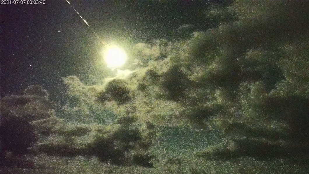 （圖／截圖東管處即時影像攝影） 宜花東夜空驚見巨大火光爆炸　氣象站：火流星現象
