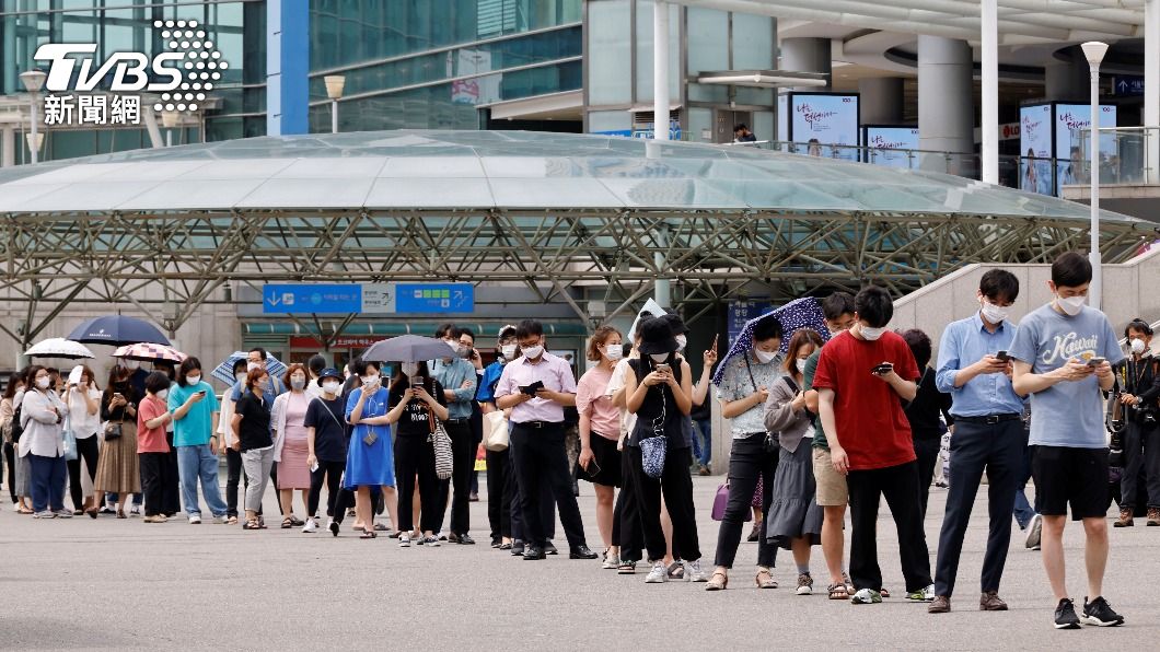 圖為韓國民眾排隊等待篩檢。（圖／達志影像路透社）