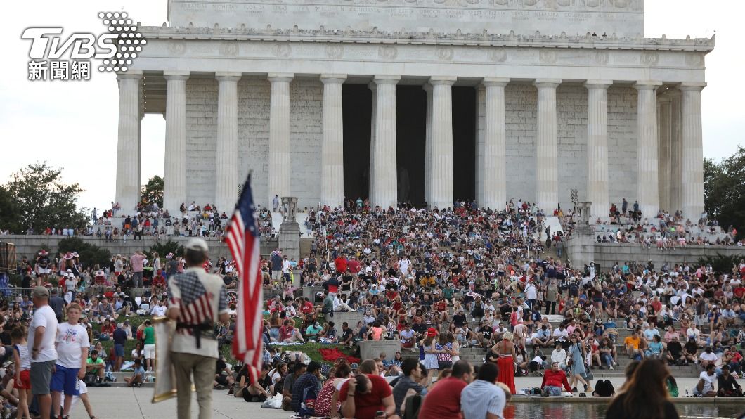 7月4日是美國國慶日，大批民眾湧華府國家廣場，且幾乎沒人戴口罩。（圖／中央社）