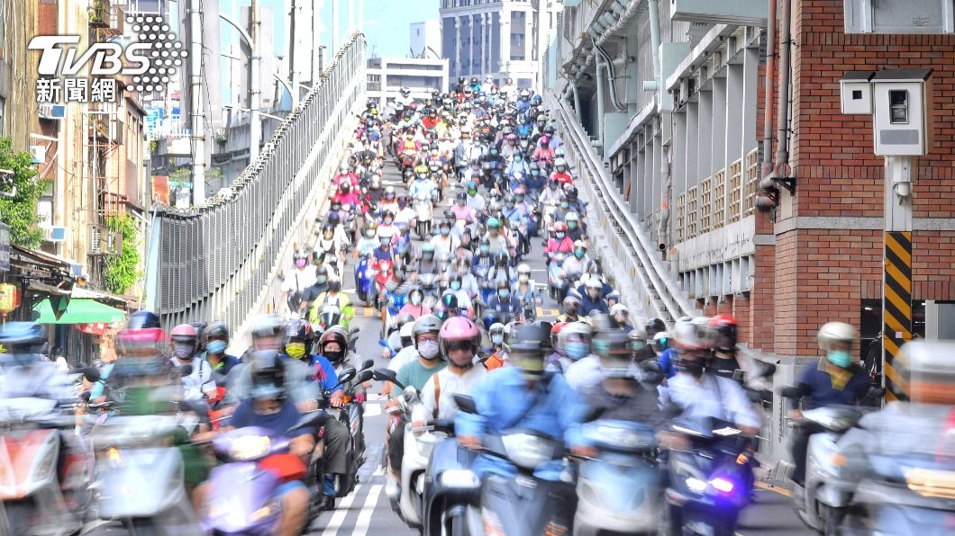 連接雙北的台北橋擠滿跨區上班的機車騎士。（圖／中央社）