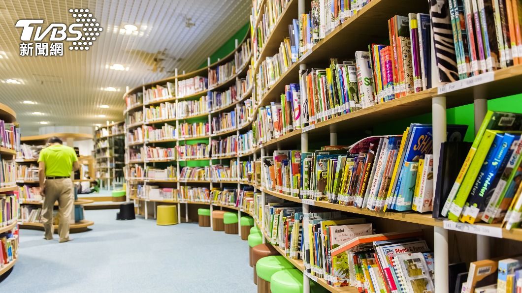 教育部今（8）日宣布自7月14日起適度開放公共圖書館、社會教育機構等場所。（示意圖／shutterstock達志影像）