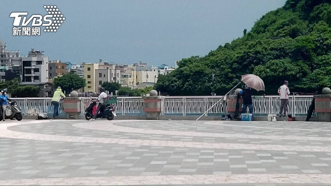 西子灣出現釣客。（圖／中央社）