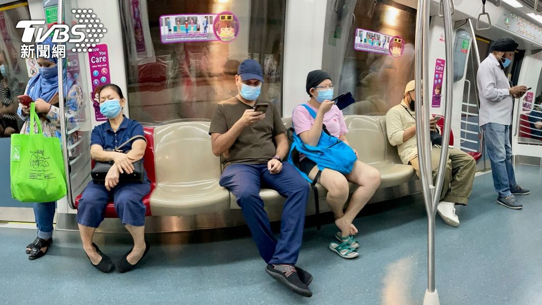 圖為新加坡地鐵車廂內的民眾。（圖／中央社）