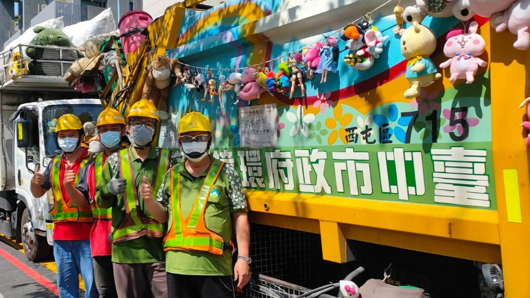 台中市西屯區清潔隊發揮創意，將民眾丟棄的娃娃掛上垃圾車。（圖／台中市政府提供）