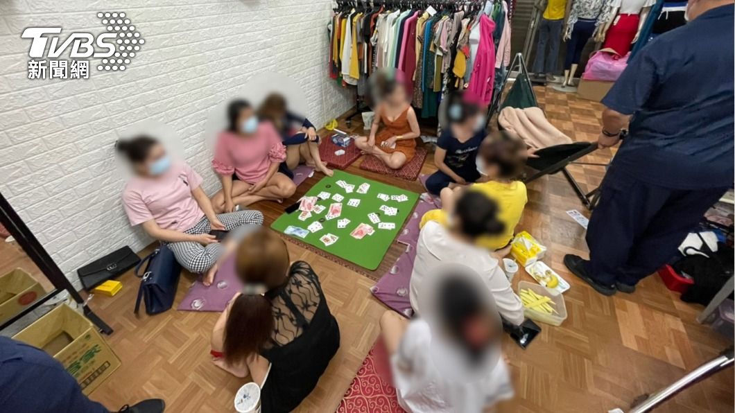 永康一間服飾店內10名越南女子聚賭。（圖／TVBS）