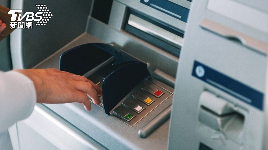 許多ATM除了提款之外，還具有存款的功能。（示意圖／shutterstock達志影像）