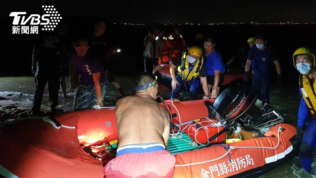 金門縣6名民眾昨晚受困在青嶼外海礁石上，幸好消防人員救援成功。（圖／中央社）