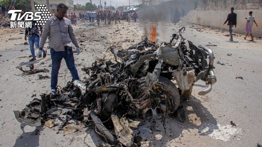 「青年黨」利用裝滿炸彈的汽車撞向政府車隊。（圖／達志影像美聯社） 索馬利亞首都汽車炸彈釀9死　反政府「青年黨」承認攻擊