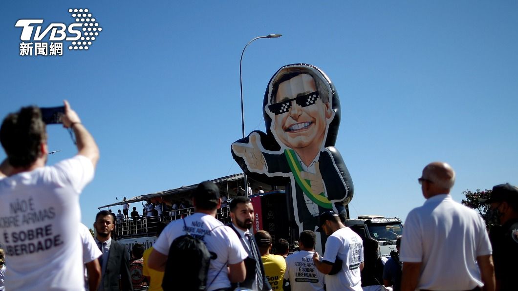 巴西總統波索納洛因疫苗採購弊案，引起民眾不滿上街抗議。（圖／達志影像路透社）