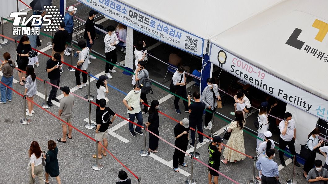 首爾篩檢站外出現長長人龍，大批民眾等待篩檢。（圖／達志影像路透社）