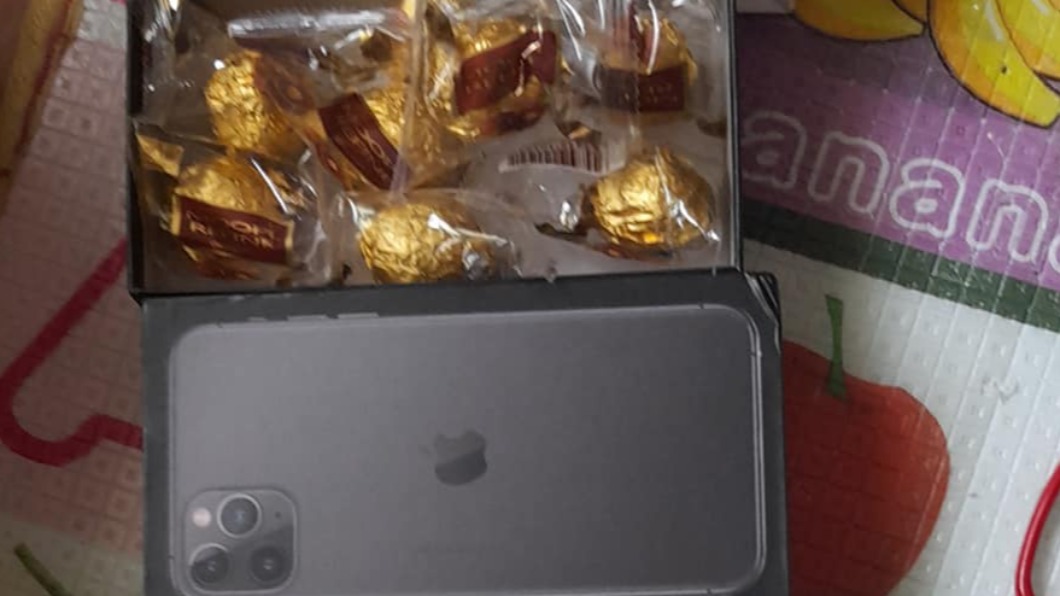 iPhone盒內裝著巧克力。（圖／翻攝自爆廢公社臉書）