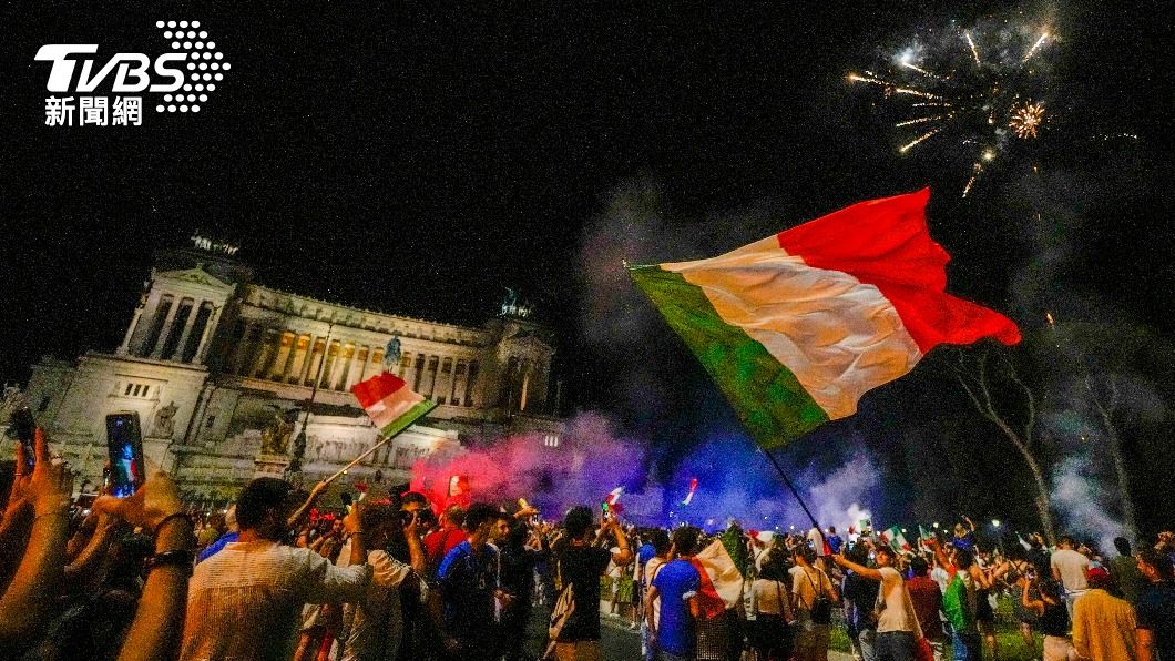 義大利奪歐國盃冠軍，民眾開心慶祝。（圖／達志影像美聯社）