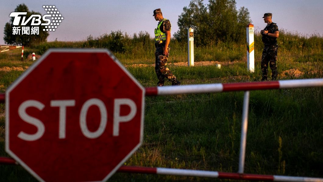 立陶宛在邊界部署防移民湧入。（圖／達志影像美聯社） 白俄羅斯放任移民湧入歐盟　立陶宛擬提擴大制裁