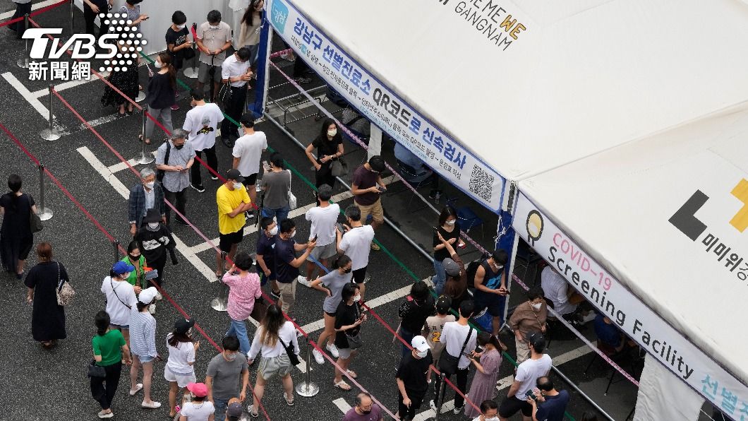 圖為韓國民眾排隊等待接種疫苗。（圖／達志影像美聯社）